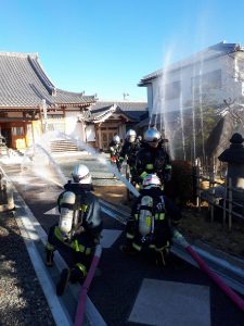 清林寺に向かっての放水