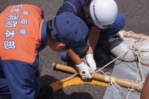 消防職員と消防団員で工法に取り組む