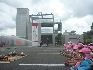 大きな声で隊員に声援を送る