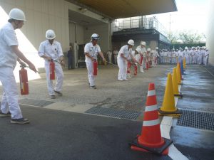 水消火器で初期消火の訓練