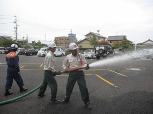 消防活動訓練　ホース延長後、火点に放水