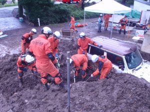 重機や器具を使い救出活動を行う