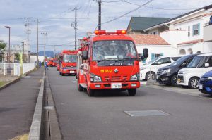 隊列を組み出動していく車両