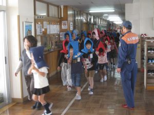 教室から運動場へ避難