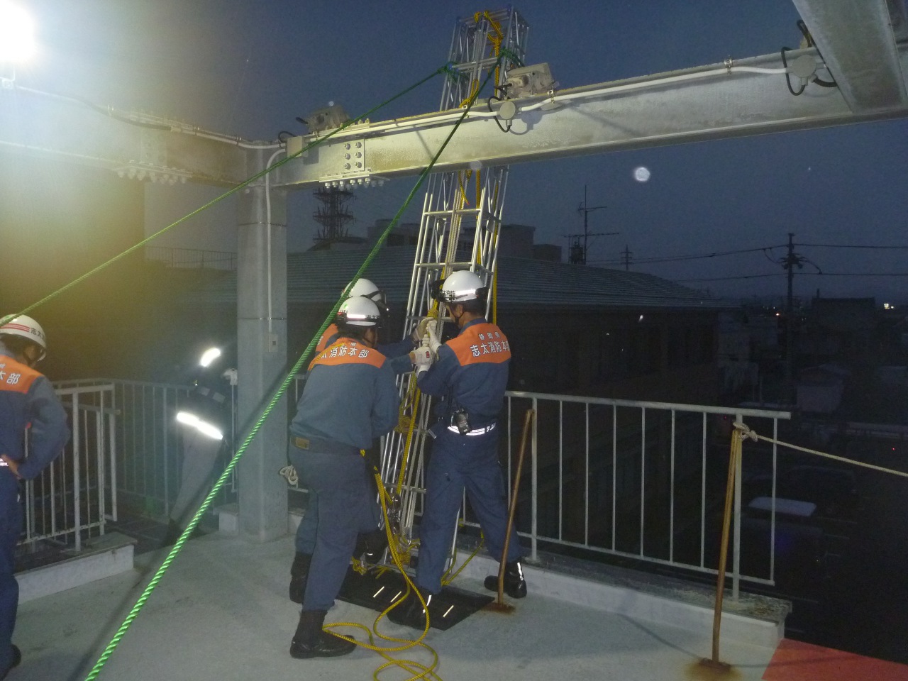 救助現場に備える はしごクレーン救出訓練 志太消防本部 救助現場に備える はしごクレーン救出訓練 志太消防本部