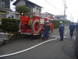 消防車両の中継送水訓練