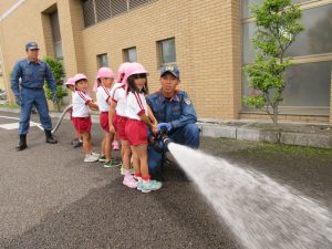 放水体験をする園児