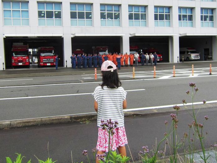 勤務交代を見守る少女