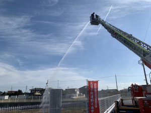 梯子車にて広範囲に放水