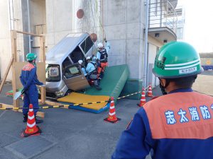 車両転落現場に救急救命士を投入し、救助隊と協力して活動しています。