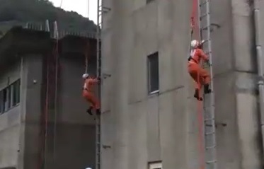 はしご登はん 左側が鈴木健司隊員
