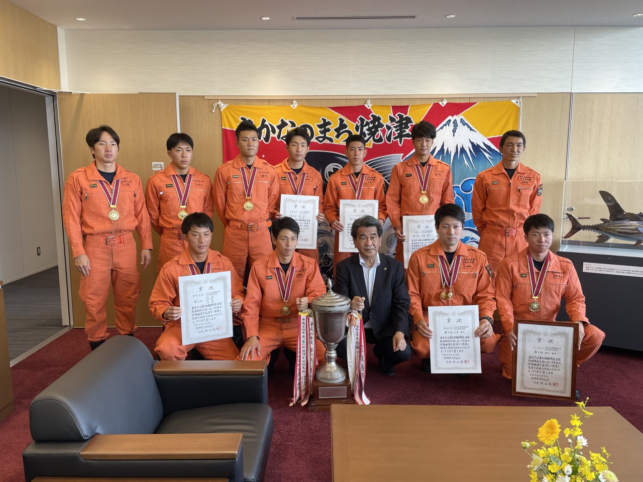 静岡県消防救助技術大会上位入賞者が管理者・副管理者へ報告 – 志太