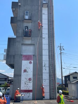 高さ15メートル地点を目指す隊員