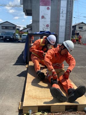 煙道の先にいる要救助者を救出する隊員