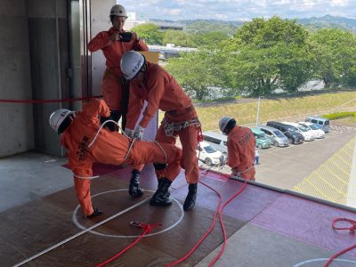 4階の高さの棟間で救出する隊員