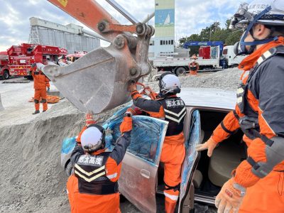 重機と連携し車両を持ち上げる様子