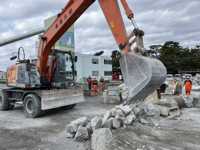 重機により道路啓開している様子