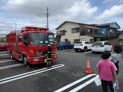 防火衣を着て記念撮影