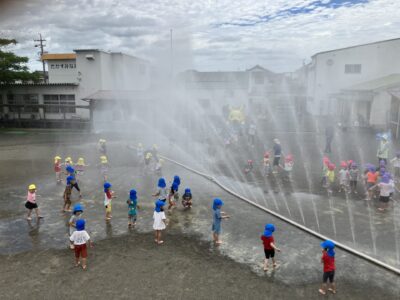 水撒く