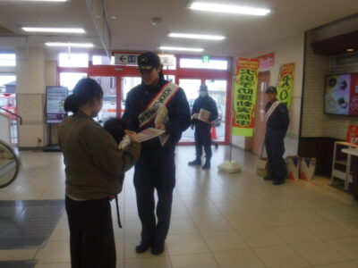 施設利用者へ広報及びクリアファイル等を配布している様子